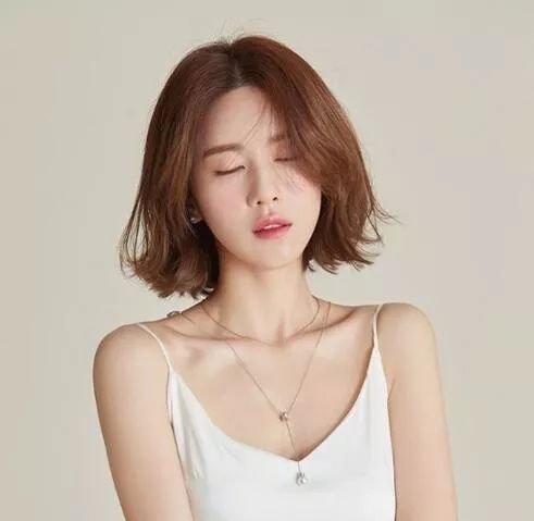 2025流行短发女 今年最流行几款女生短发发型