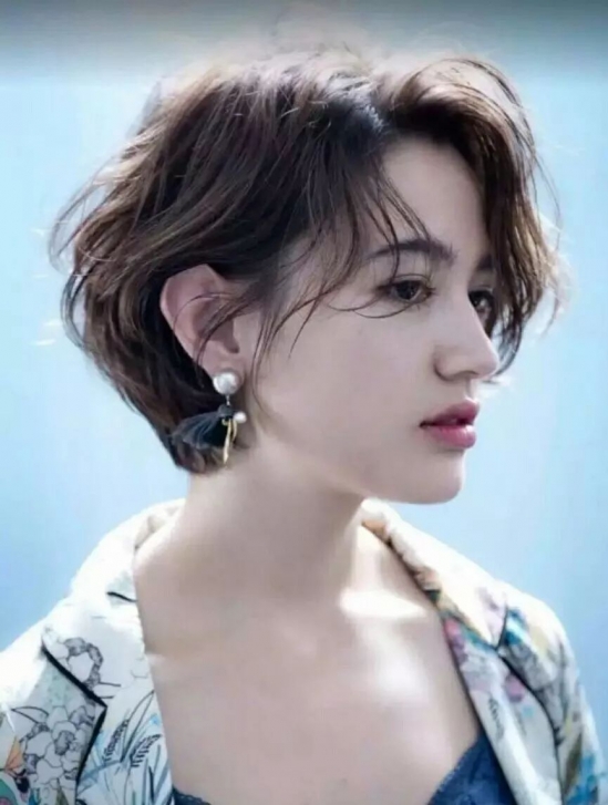 2025流行短发女 今年最流行几款女生短发发型