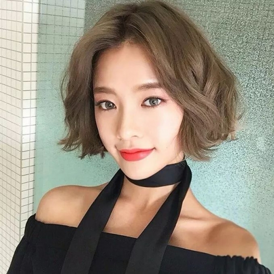 2025流行短发女 今年最流行几款女生短发发型