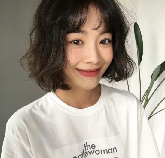 2025流行短发女 今年最流行几款女生短发发型