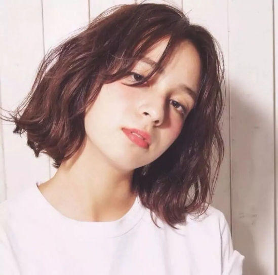 2025流行短发女 今年最流行几款女生短发发型