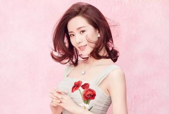 流行发型2025女中长发 今年多款好看女生发型推荐
