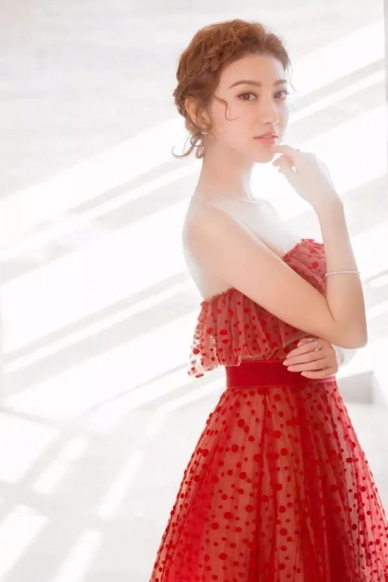 大脸女生适合什么刘海 几款显脸小的刘海推荐