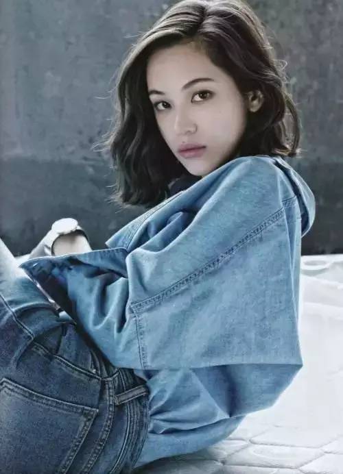 2025流行发型女中短发 这款韩国微卷短发不能错过