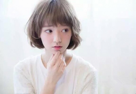 日系波波头短发图片 卷发波波头就是时髦