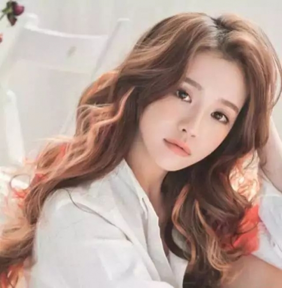 时尚的发型女 快去换个发型吧