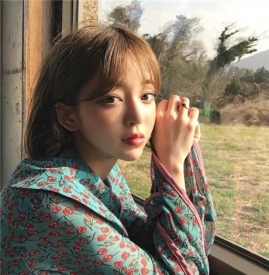双色渐变美甲的做法 今年最流行的美甲款式哟