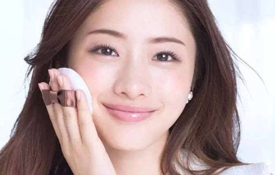 定妆粉怎么用 轻松解决控油脱妆问题