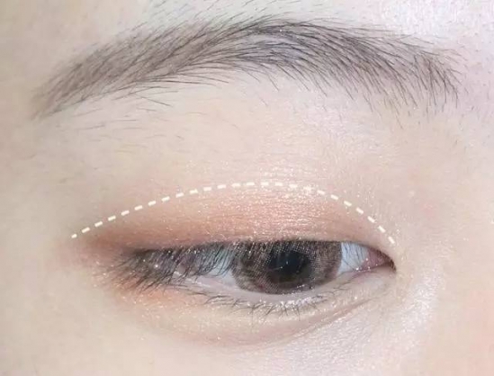 眼妆怎么画好看 4款潮流眼妆送给你