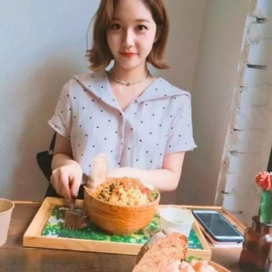 短发怎么打理更特别 不妨试试内扣吧