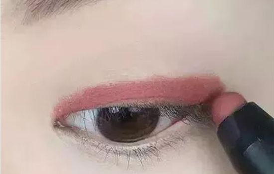 豆沙色眼妆画法 冬季这样才温暖