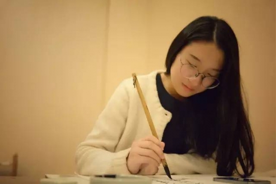 女生怎么锻炼气质 爱书法的女人，知书达理，高贵优雅！