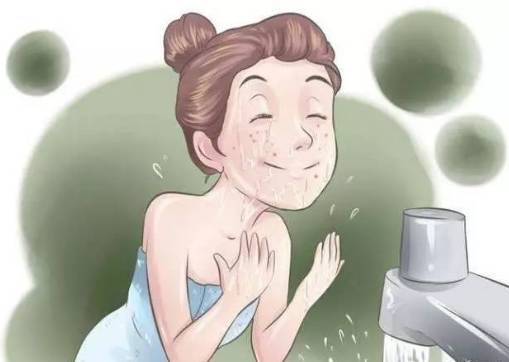 先抹眼霜还是乳液