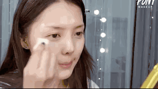 精致的妆容怎么画  做一个精致的女人妆容也不能马虎