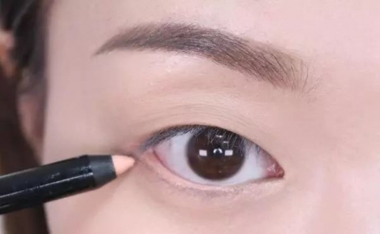 单眼皮烟熏妆的画法
