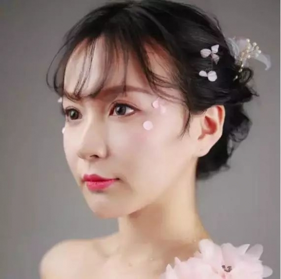 怎么化妆显得脸瘦