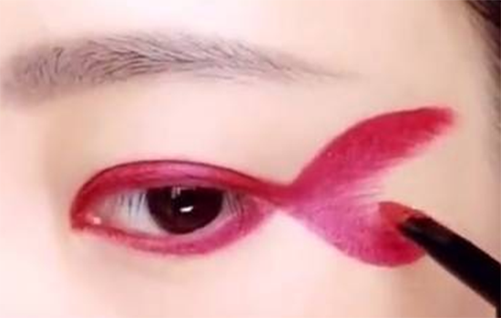 鱼尾妆怎么画 人鱼姬眼妆鱼尾