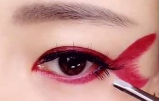 鱼尾妆怎么画 人鱼姬眼妆鱼尾