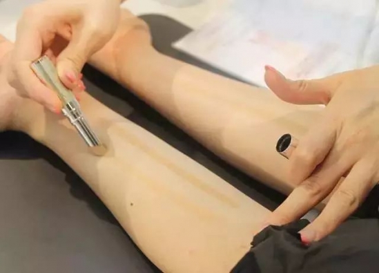 粉底怎么选色号