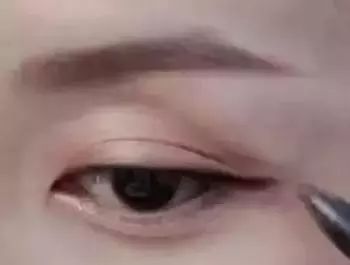 初学者怎么画眼线