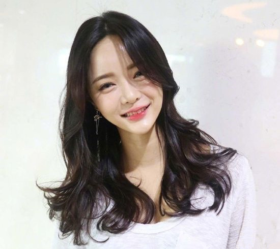女生什么卷发好看图片 好看的女生卷发图片