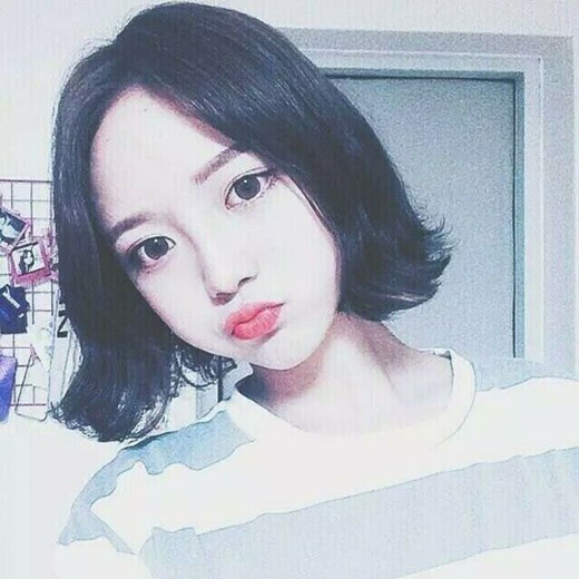 中分短卷发女生图片 中分短卷发型图片