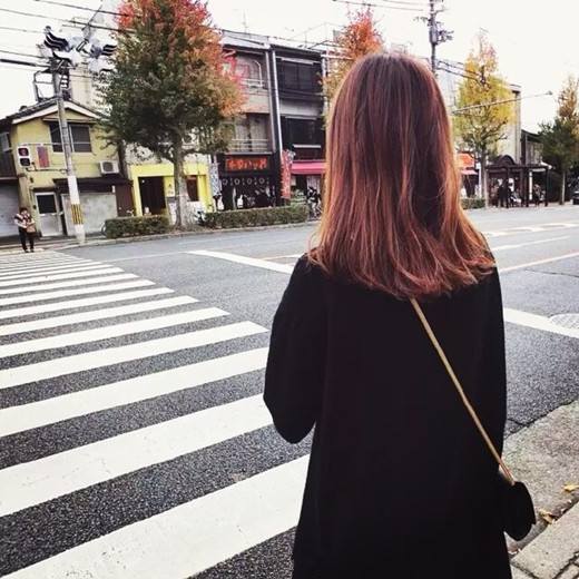 中长发背影图片女生 中长发背面图