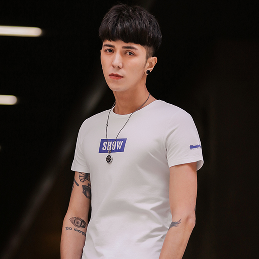流行发型男两边短的 两侧短中间长的发型
