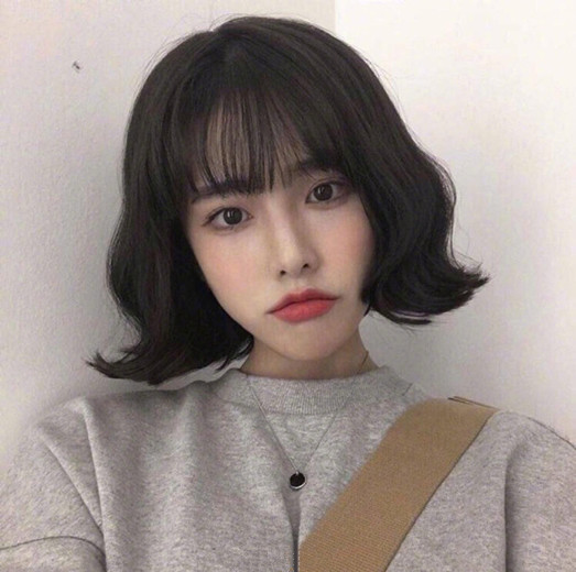 可爱短发发型图片2025 可爱短发女