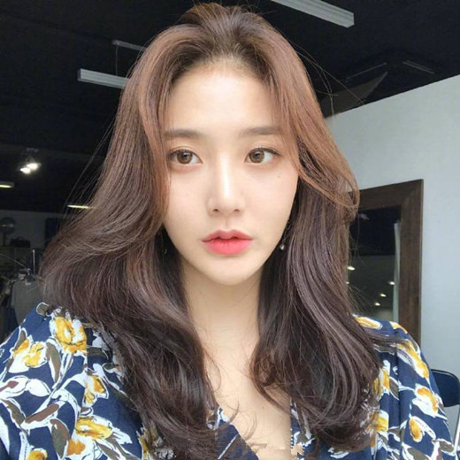 2025烫发发型女 2025女生烫发发型