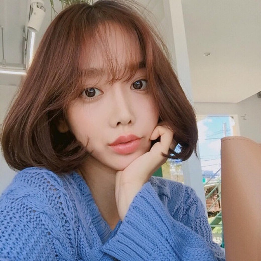 2025年短发烫发流行款图女 2025年短发烫卷的图片
