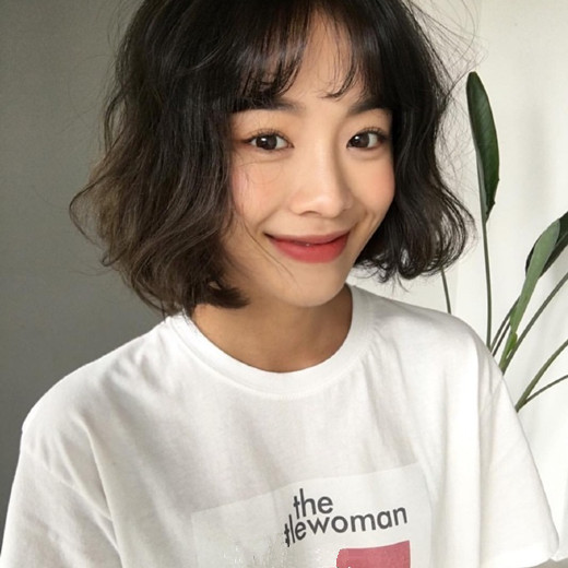 2025年短发烫发流行款图女 2025年短发烫卷的图片