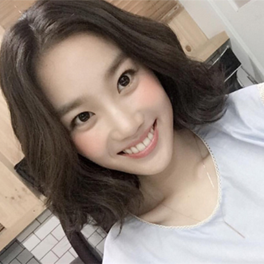 2025年短发烫发流行款图女 2025年短发烫卷的图片