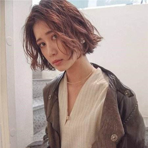小卷短发女 小卷短发发型图片