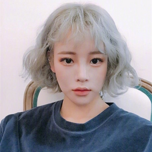 2025年短发烫发流行款图女 2025短发烫发型图片
