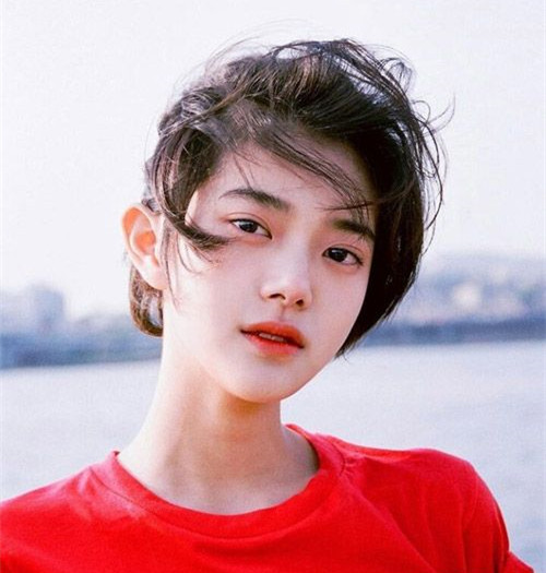 短发发型2025潮女图片 短发发型2025年