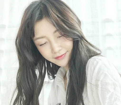 2025中长发卷发发型图片女 2025中长卷发发型