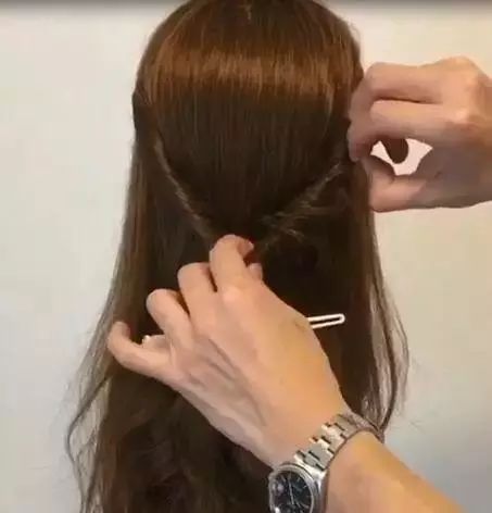 女孩简单好看的扎发