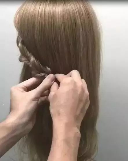 女孩简单好看的扎发
