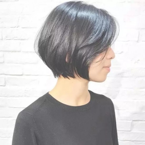 好看的短发女
