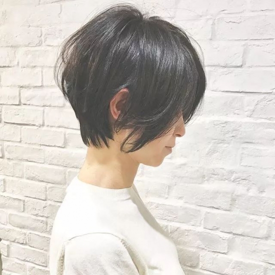 好看的短发女