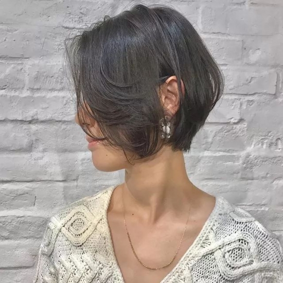 好看的短发女