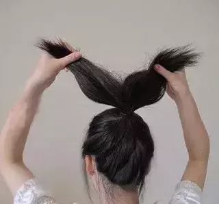 直发丸子头怎么扎好看