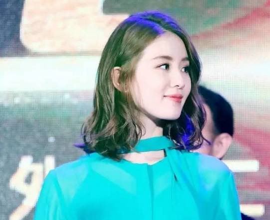 流行发型2024女中长发
