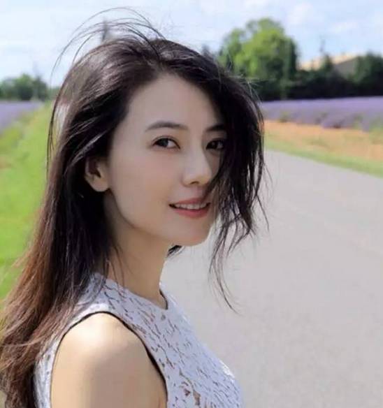 流行发型2024女中长发