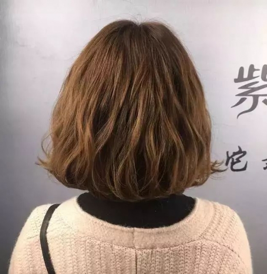 2024流行短烫发发型图片