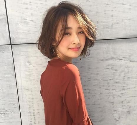 短发烫发发型女2025 短发发型烫头发图片