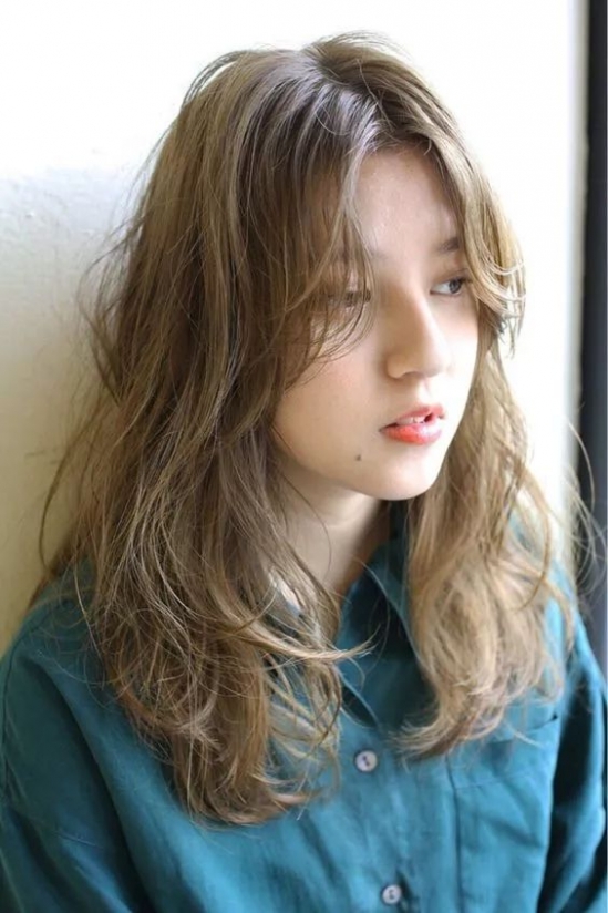 今年秋冬流行什么女生发型 2025秋冬流行发型女