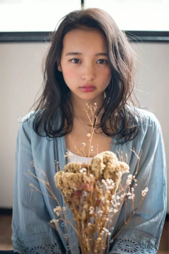 今年秋冬流行什么女生发型 2025秋冬流行发型女