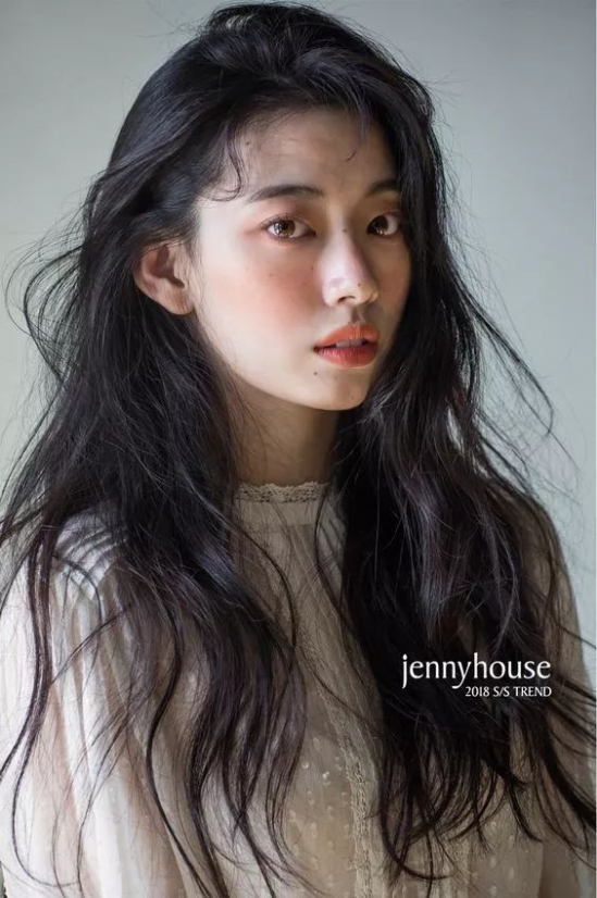 2025秋冬流行什么女生发型 女生冬天剪什么发型好看